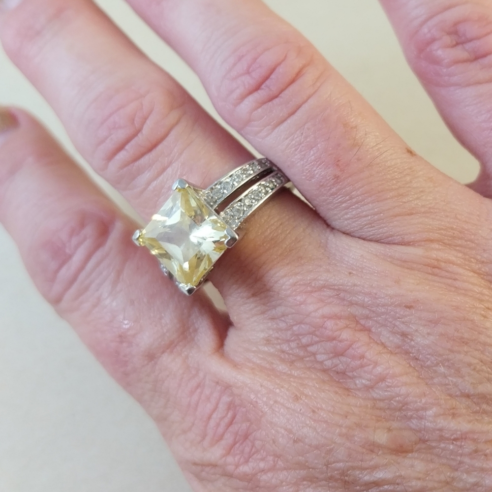 18 KGF  and Yellow Gemstone Ring - Picture 7 of 15